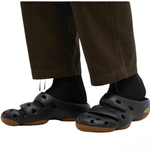 KEENS Men’s Black Slip-On Clogs